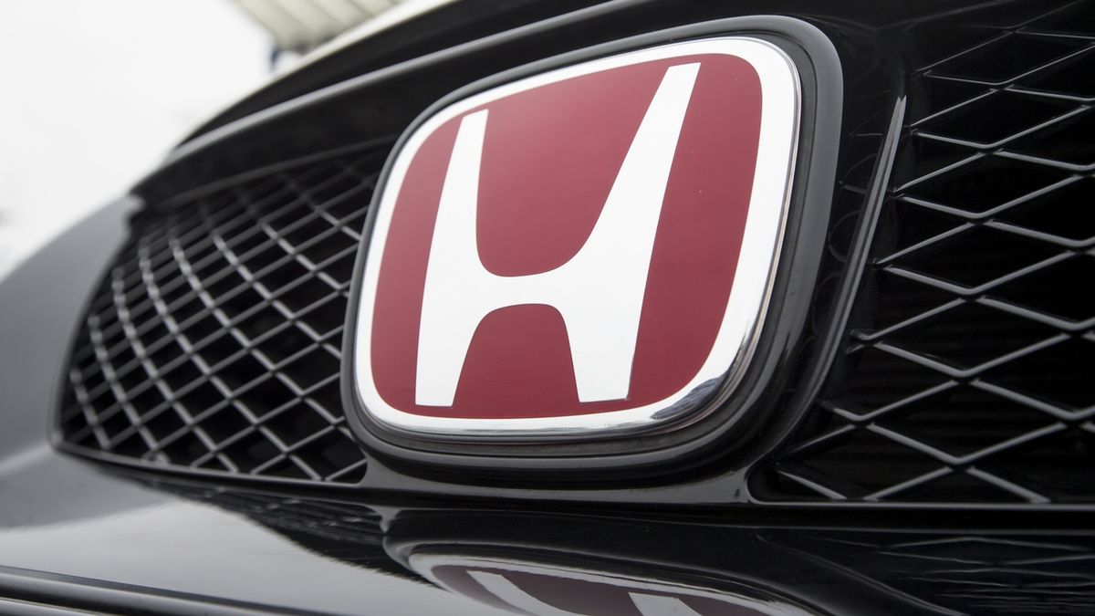 Honda a Toyota kvůli problémům v zásobování opět sníží výrobu aut